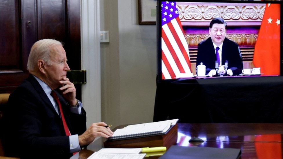 Reuters الرئيس الأمريكي ونظيره الصيني خلال اجتماع افتراضي سابق بينهما