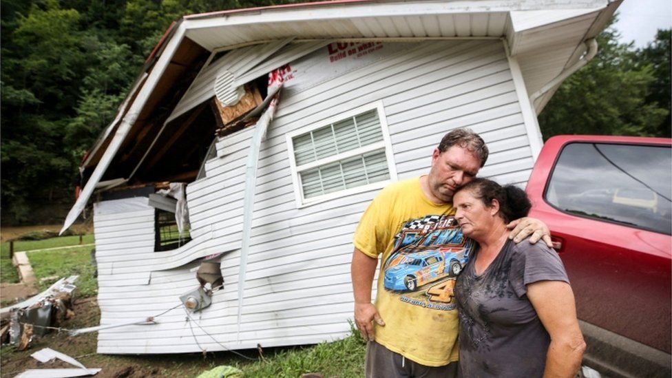 Reuters الفيضانات دمرت منزلهما في كنتاكي