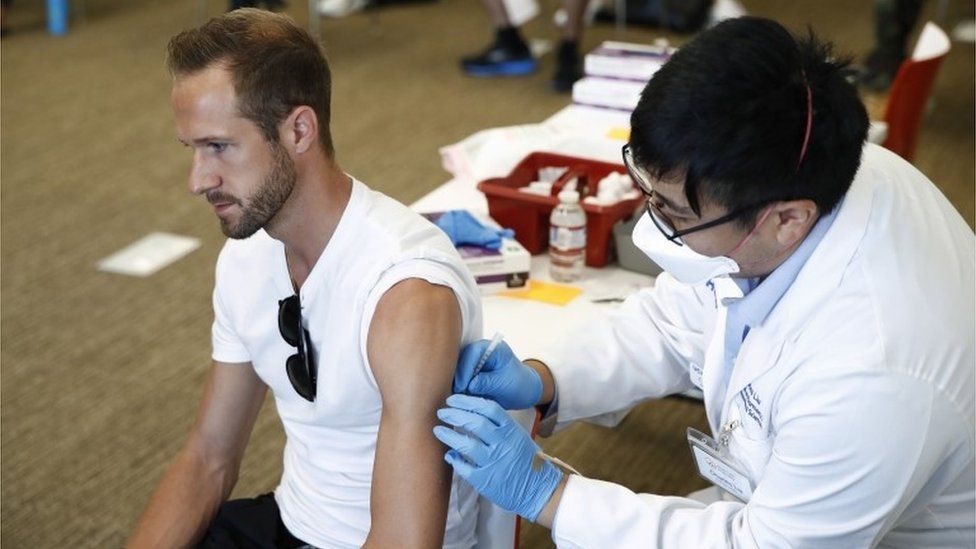 BBC Sport ممرض يعطي اللقاح لشاب