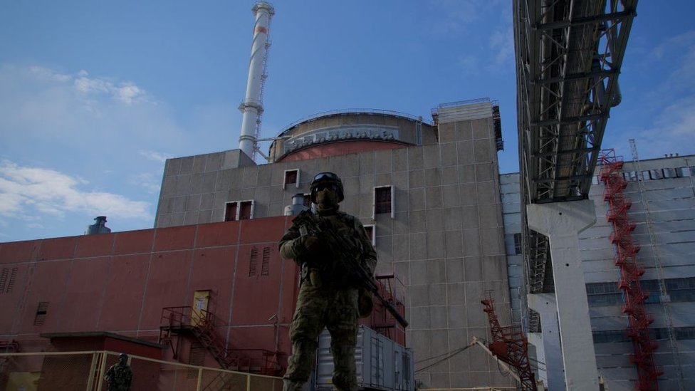 Getty Images جندي روسي يقف في حراسة خارج محطة زابوريجيا للطاقة النووية
