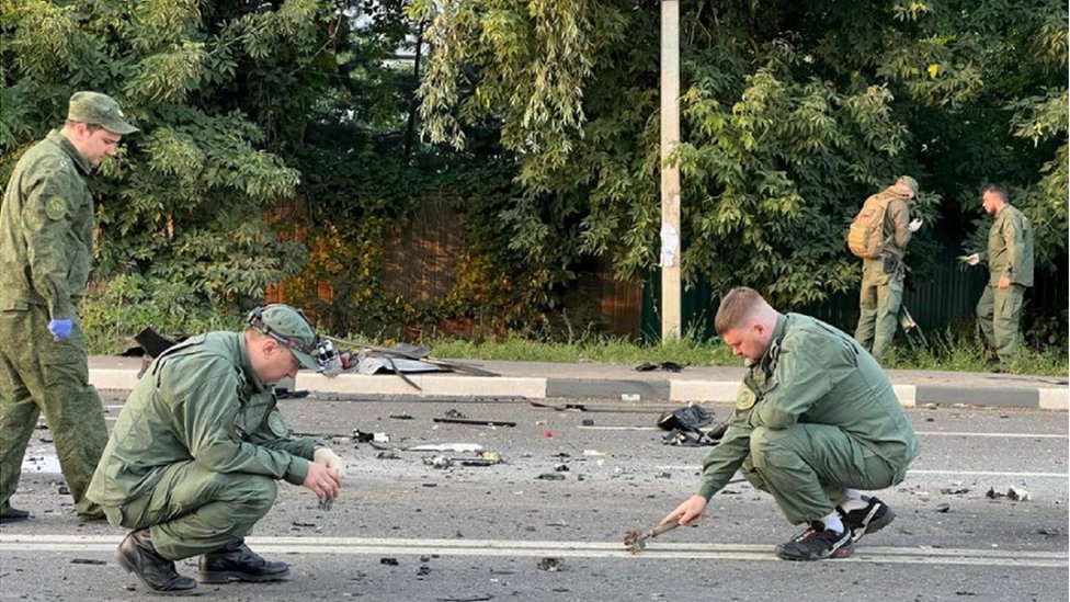 خبراء المتفجرات الروس يعاينون مكان الانفجار
