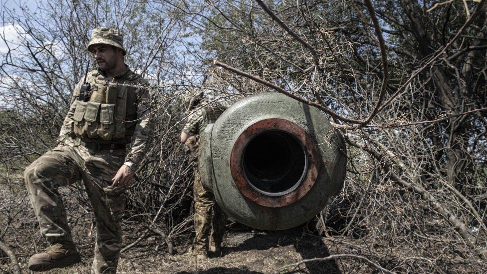 Getty Images جنود أوكرانيون يجهزون نيران المدفعية على خط المواجهة الجنوبي بالقرب من خيرسون الشهر الماضي