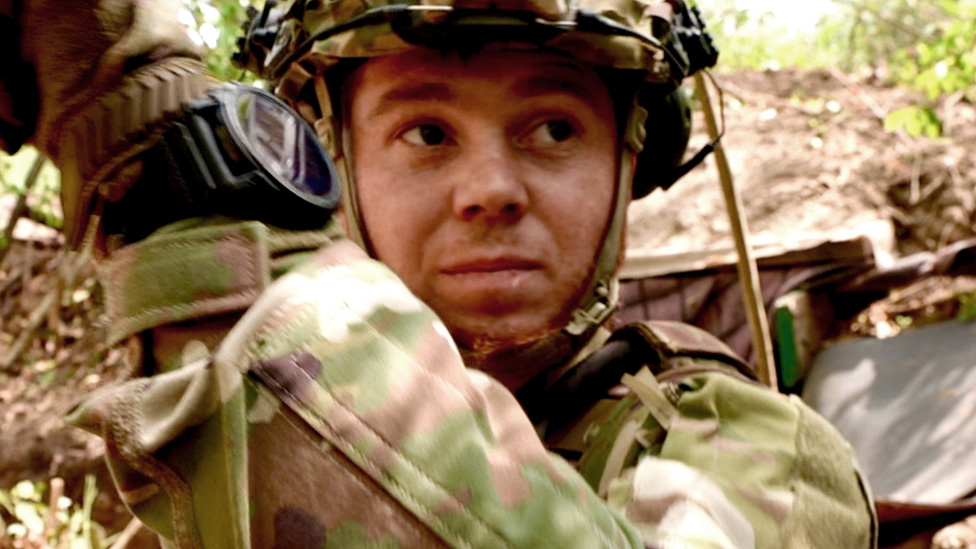 BBC أحد جنود الحرس الوطني الأوكراني في الخطوط الأمامية في خيرسون