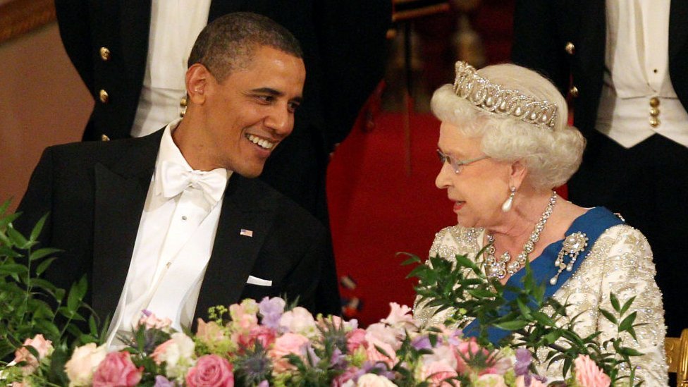 Getty Images الرئيس الأمريكي آنذاك، باراك أوباما وجلالة الملكة في مأدبة رسمية في قصر باكنغهام في عام 2011