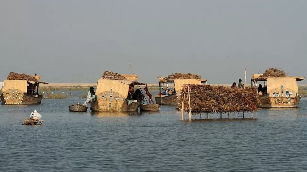 Getty Images أكبر بحيرة في باكستان، بحيرة مانشار، على وشك أن تنهار ضفافها، وهو الأمر الذي سيغرق المناطق المحيطة بها