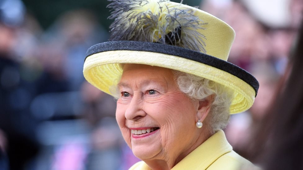 ملكة بريطانيا إليزابيث الثانية: حياة مديدة حافلة بالمسؤولية