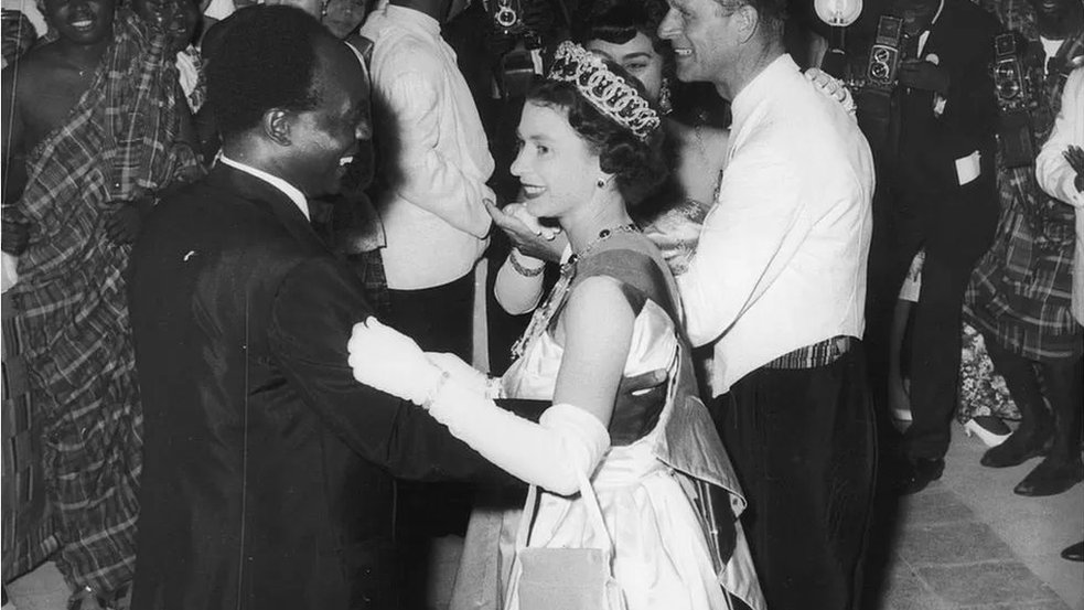 Getty Images الملكة إليزابيث تراقص الرئيس الغاني السابق كوامي نكروما في عام 1961 في حفل راقص بالعاصمة أكرا