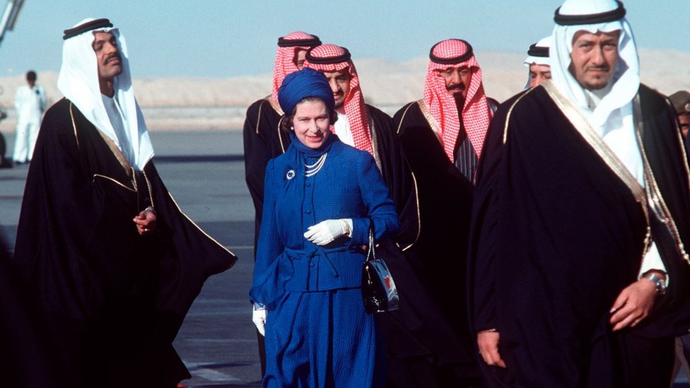 Getty Images الملكة إليزابيث أثناء زيارة رسمية إلى المملكة العربية السعودية حيث غطت رأسها بقماشة زرقاء من نفس لون ملابسها، وقيل أن لونها المفضل كان الأزرق