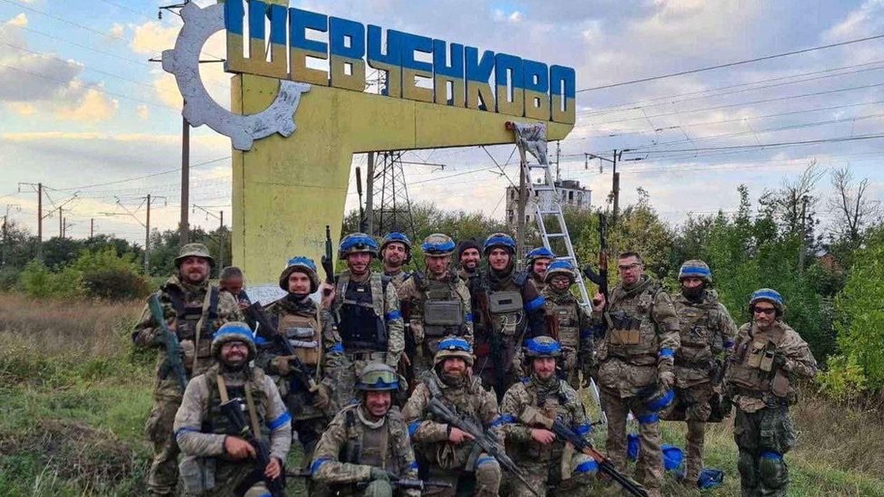 جنود أوكرانيون في بلدة استعادوها أخيرًا من القوات الروسية