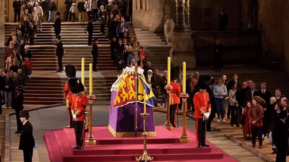 Getty Images نعش الملكة الراحلة مسجى ليلقي عليه الناس نظرة الوداع