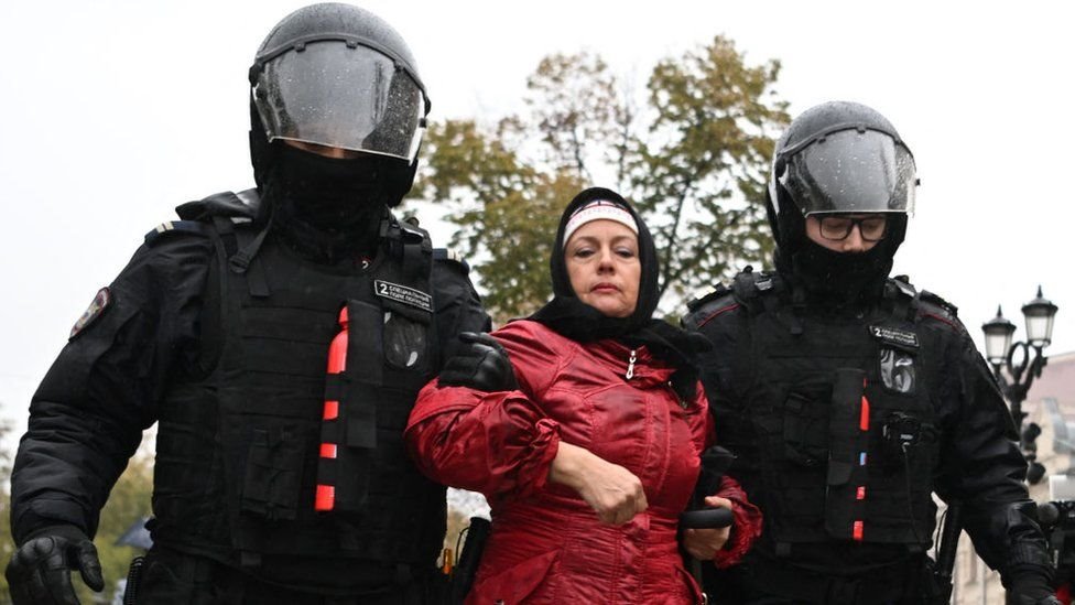 Getty Images المحتجون يرفضون المشاركة في الحرب على أوكرانيا