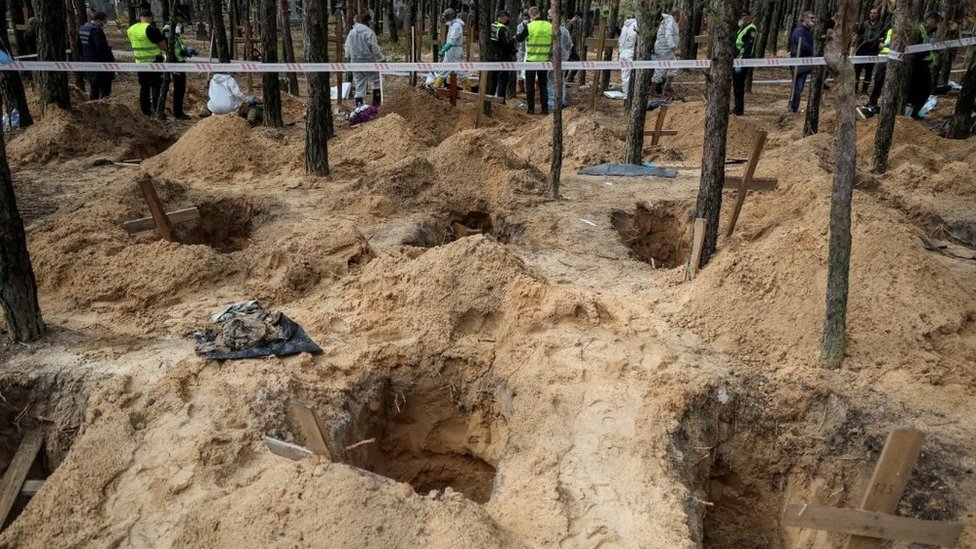 Reuters مقابر جماعية عثر عليها الجيش الأوكراني في إيزيوم المحررة