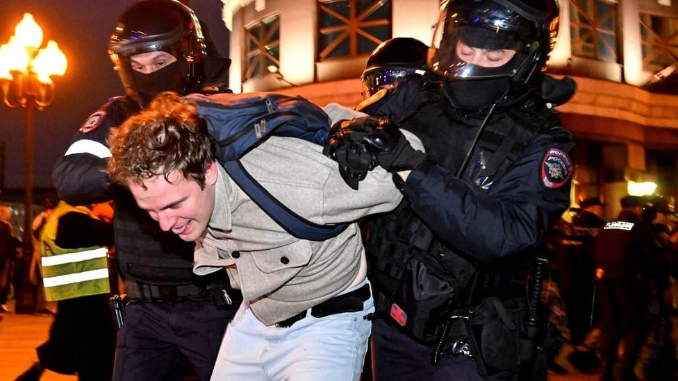 Getty Images بعض المتظاهرين المناهضين للحرب الذين خرجوا إلى الشوارع للاحتجاج يوم الأربعاء حصلوا على استدعاء للتجنيد