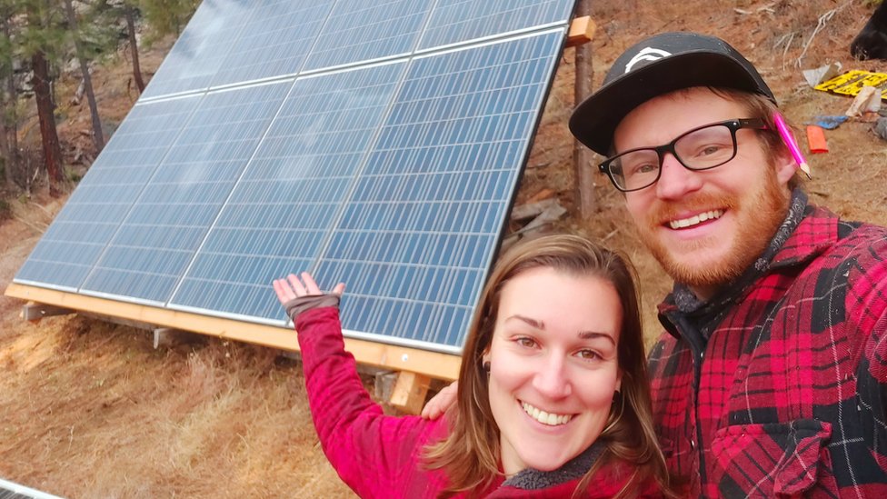 This Off Grid Life تقوم كيتي إريكسون وغريغ موني ببناء منزل أحلامهما في مكان لا تصله شبكة الكهرباء.