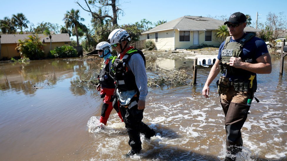 Getty Images عناصر الإنقاذ في مقاطعة لي بولاية فلوريدا في 30 سبتمبر/أيلول