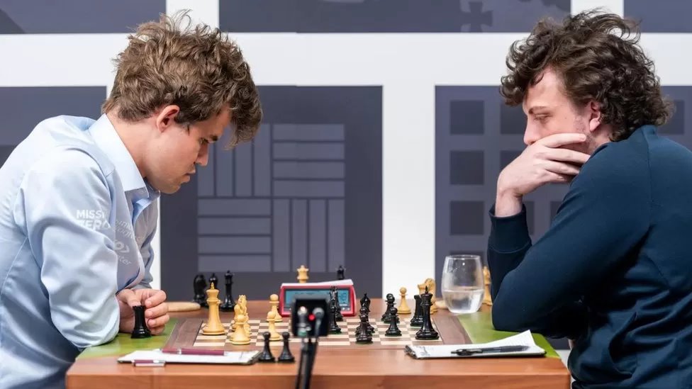 SAINT LOUIS CHESS CLUB/CRYSTAL FULLER هز بطل العالم ماغنوس كارلسن (يسارا) عالم الشطرنج باتهامه هانز نيمان (يمينا) بالغش