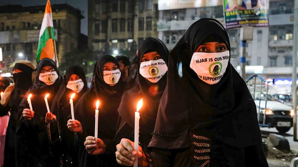 Getty Images احتجت النساء المسلمات في أجزاء كثيرة من الهند على قرار كلية كارناتاكا بمنع الطالبات من ارتداء الحجاب