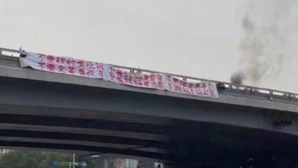 الصين تبحث عن متظاهر غامض كان يطالب بتنحية شي جينبينغ