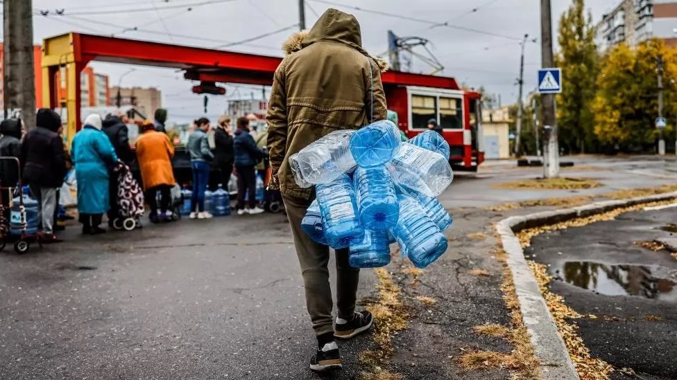 EPA-EFE/REX/SHUTTERSTOCK يقول سكان ميكولايف إن عليهم الوقوف في طوابير لأكثر من ثلاث ساعات للحصول على مياه نظيفة