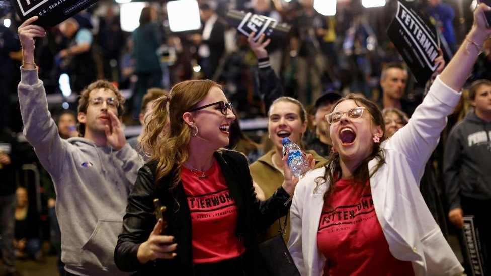 Getty Images ناخبون ديمقراطيون يحتفلون في ولاية بنسلفانيا