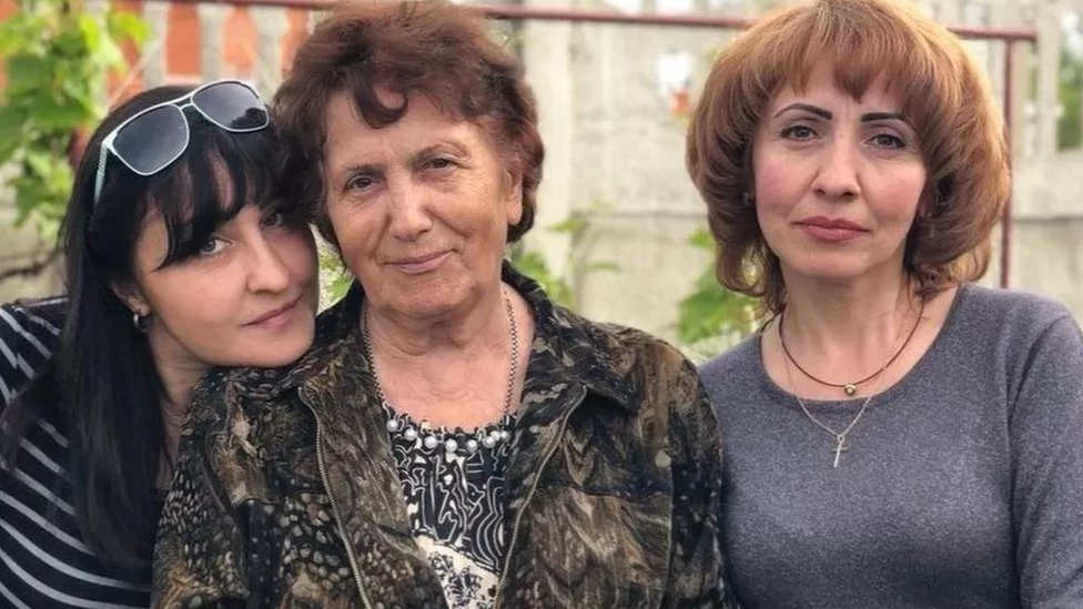 BBC أولغا (إلى اليسار) مع والدتها وأختها اللتين لم يعرف مصير جثتيهما