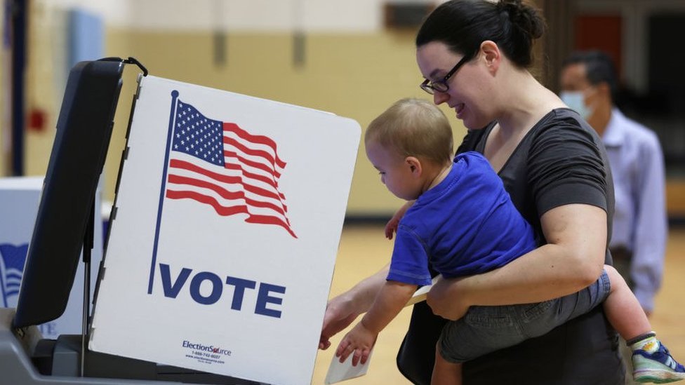 Getty Images أميركية تشارك في التصويت لانتخابات الكونغرس النصفية