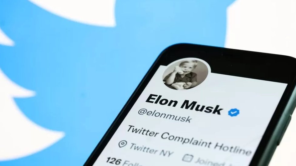 تويتر يؤكد فرض رسوم شهرية مقابل العلامة الزرقاء