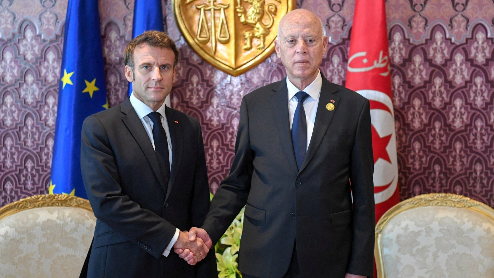 Reuters الرئيس التونسي، قيس سعيد، يلتقي بالرئيس الفرنسي إيمانويل ماكرون، في جربة، حيث تنعقد القمة الفرنكوفونية الثامنة عشرة، تونس، 19 نوفمبر 2022.