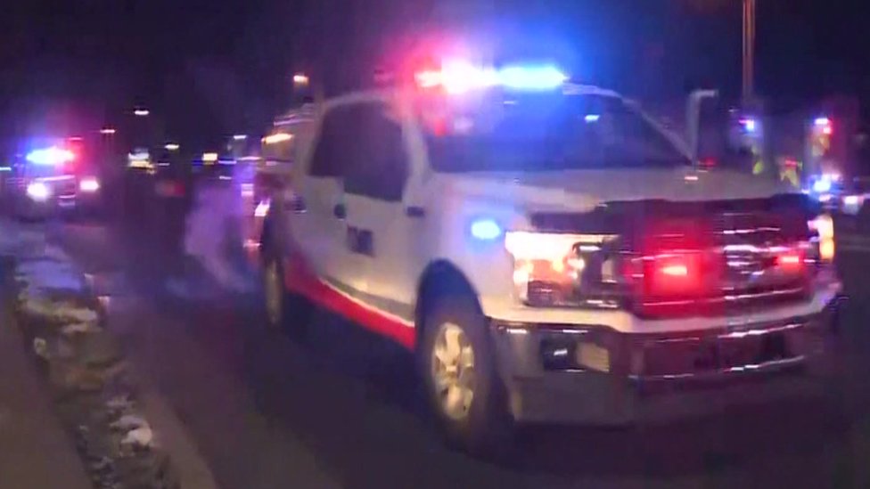 CBS News الشرطة في مكان الهجوم في كولورادو