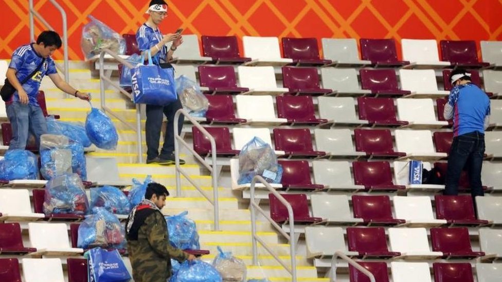 Getty Images مشجعوا المنتخب الياباني ينظفون مدرجات ملعب خليفة بعد انتصار منتخبهم على المنتخب الألماني