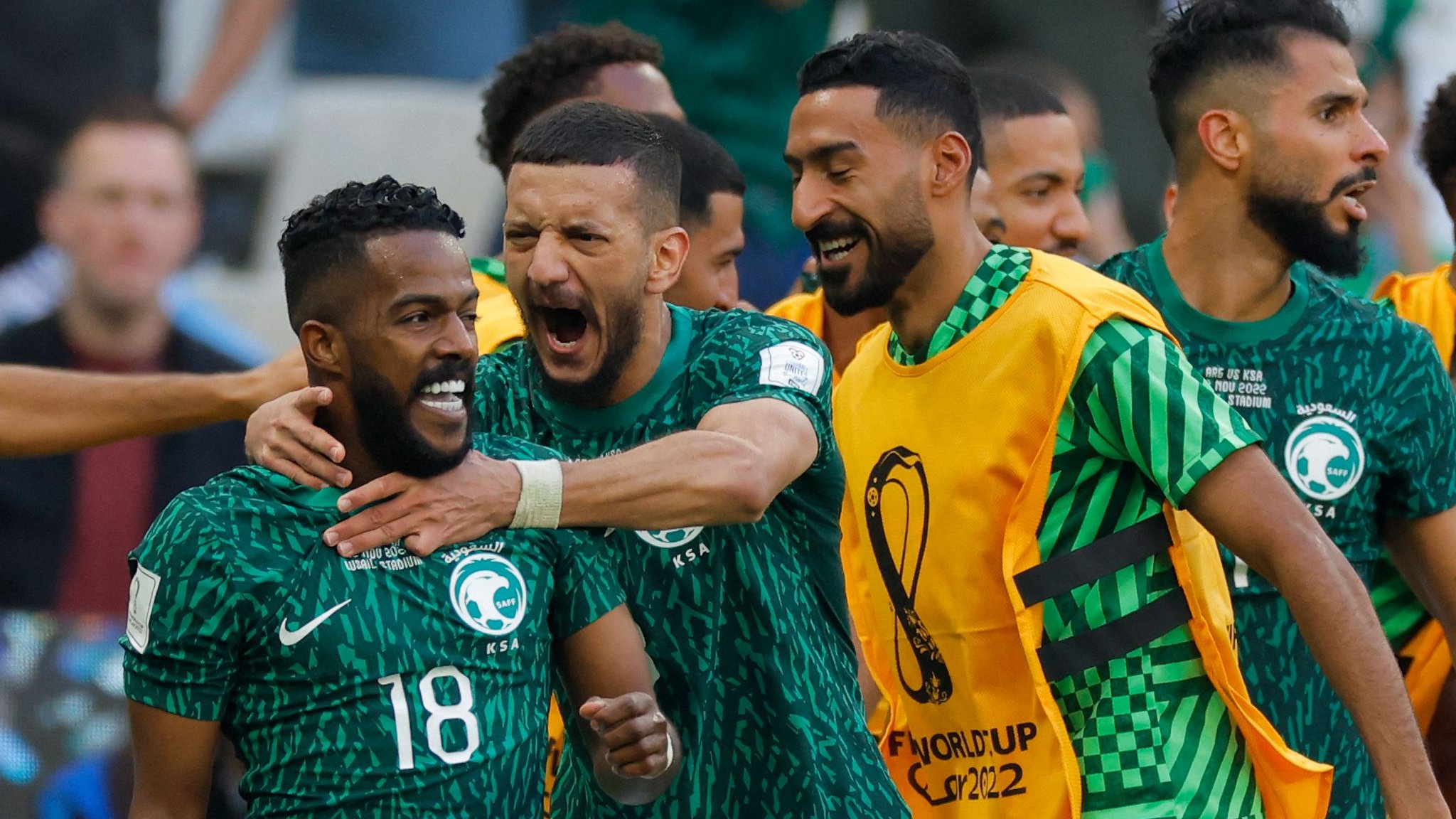 لاعبو السعودية فرحين بانتصارهم على الأرجنتين 2 - 1 في مونديال قطر 2022