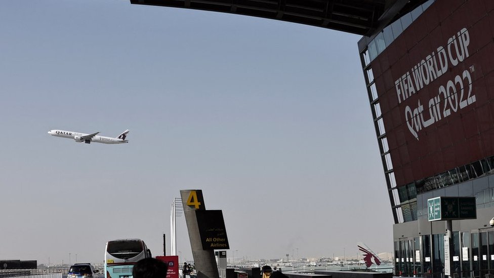 500 رحلة جوية يومياً تثير الشكوك بشأن تعهدات قطر البيئية خلال البطولة