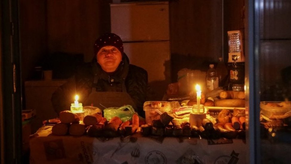 أوكرانية تضيء الشموع في كييف بعد انقطاع التيار الكهربائي