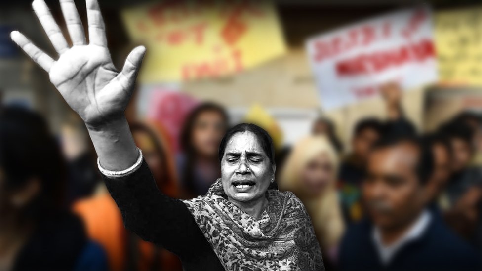 Getty Images آشا ديفي، والدة الضحية جيوتي سينغ تشارك في احتجاجات في الشارع