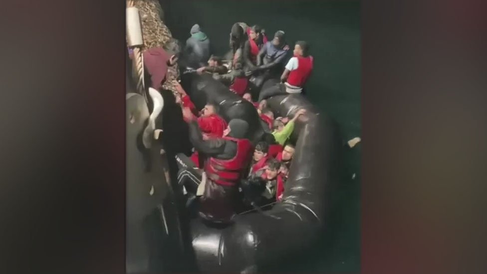 إنقاذ مهاجرين من قارب يغرق في القنال الإنجليزي