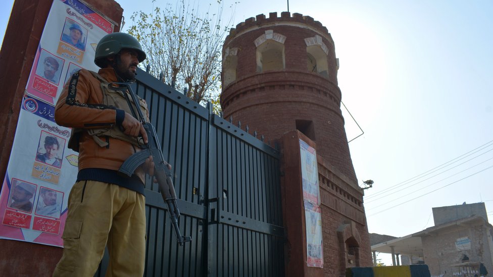 باكستان: مقتل 33 مسلحاً من طالبان احتجزوا رهائن في مركز للشرطة