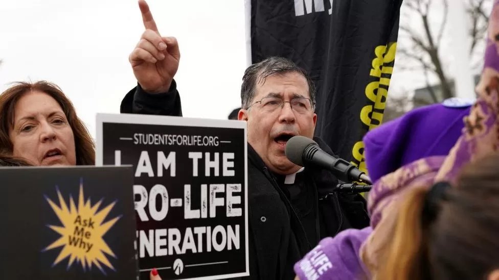 لا يمكن للقس فرانك بافون الطعن على قرار الفاتيكان بتجريده من رتبته الكهنوتية