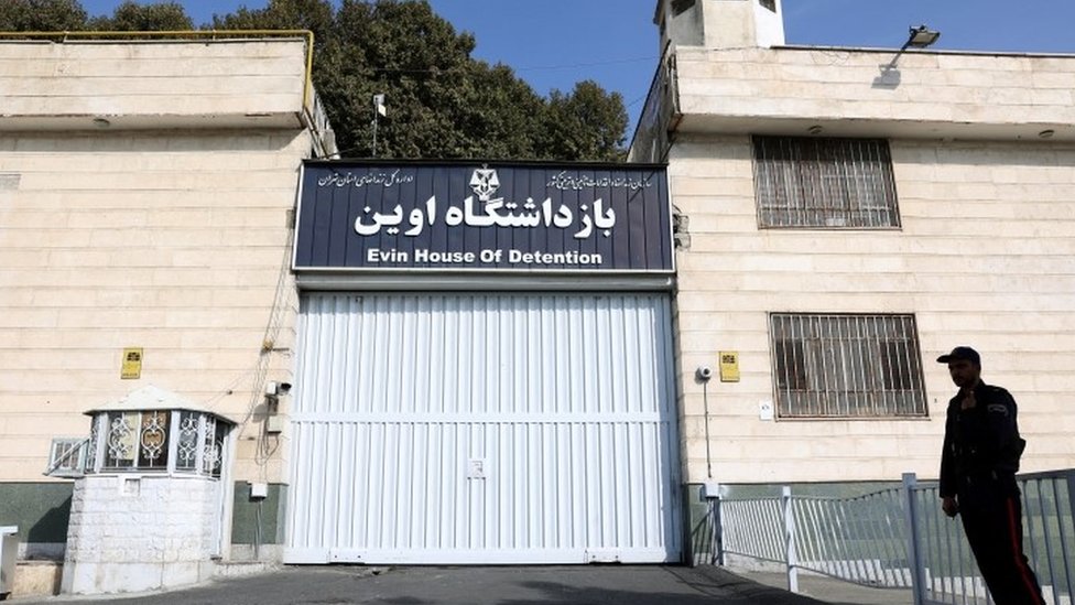 Reuters حكت المعتقلات المحتجزات في سجن إيفين لنرجس محمدي المعتقلة أيضاً، تفاصيل الانتهاكات التي تعرضن له