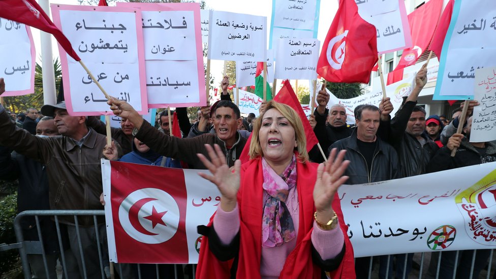 EPA صورة أرشيفية لتظاهرة احتجاج عمالية في تونس