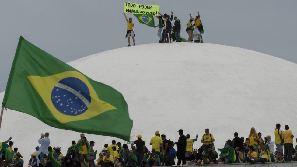 Getty Images اجتاح المتظاهرون قصور الرئاسة والمحكمة العليا والكونغرس بالعاصمة البرازيلية