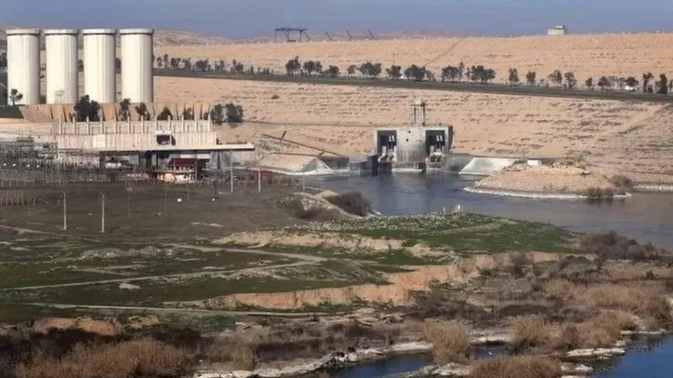 AFP صورة من الأرشيف لسد الموصل القائم على نهر دجلة في فبراير/شباط 2016