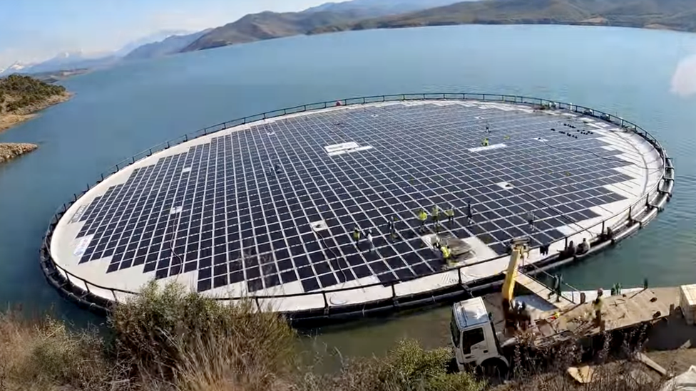 هل تنجح مشاريع المزارع الشمسية العائمة على سطح البحر؟