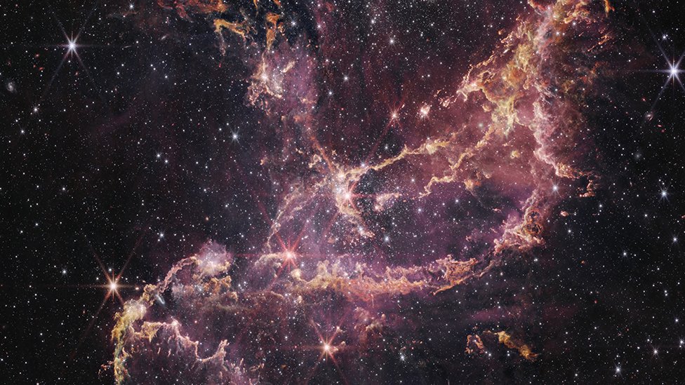 NASA/ESA/CSA/STScI/A.Pagan في سفينة فضاء خيالية تتحرك بسرعة الضوء، يستغرق الأمر 240 عاما لاجتياز هذه من المنطقة من الفضاء
