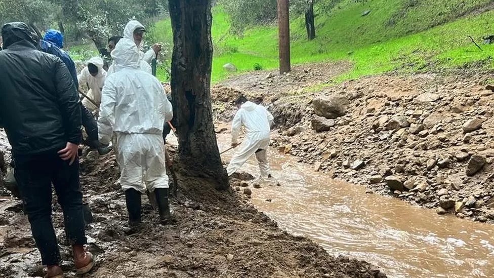 BBC تحول مياه الفيضانات دون الوصول إلى بعض المنازل في كاليفورنيا