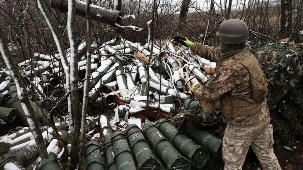Getty Images جندي مدفعية أوكراني يلقي أنبوب قذيفة عيار 155 ملم فارغة خلال إطلاق الجانب الأوكراني قذائف باتجاه مواقع روسية على خط المواجهة في شرق أوكرانيا (صورة أرشيفية)