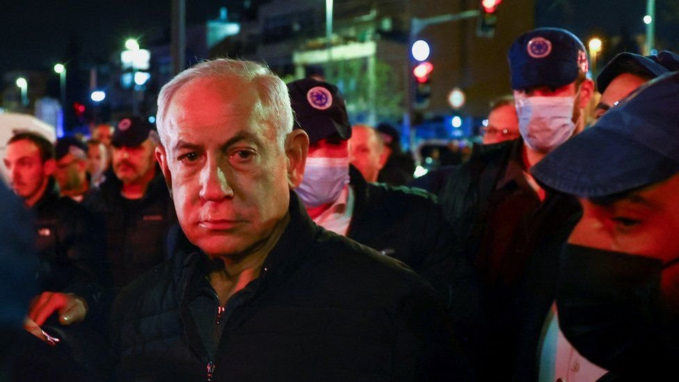 Reuters زار نتنياهو موقع الحادث بعد إطلاق النار الذي أودى بحياة سبعة إسرائيليين