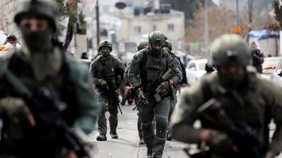 Reuters قوات أمنية إسرائيلية في موقع حادث إطلاق النار في القدس يوم السبت 28 يناير/كانون الثاني