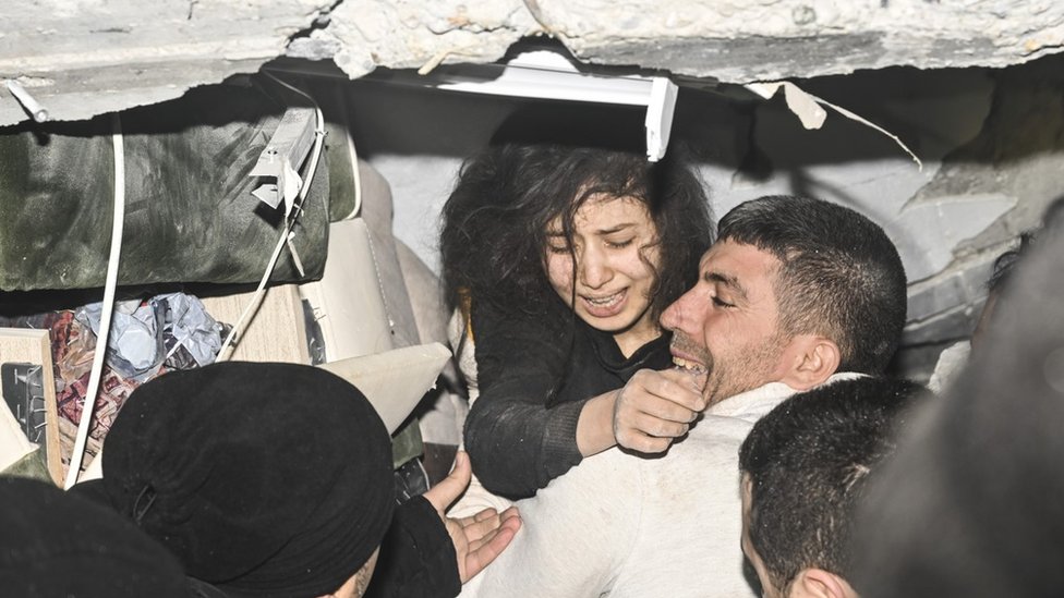 Getty Images إنقاذ ناجٍ من تحت الأنقاض بعد الزلزال الذي ضرب جنوب تركيا