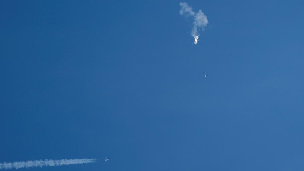 Reuters أسقطت طائرة تابعة للقوات الجوية الأمريكية طراز F-22 منطادا صينيا يوم السبت، وسط اتهامات بأنه لأغراض التجسس