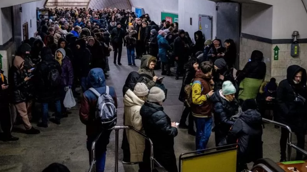 Getty Images مواطنون أوكرانيون يحتمون في محطات المترو من القصف الصاروخي الروسي